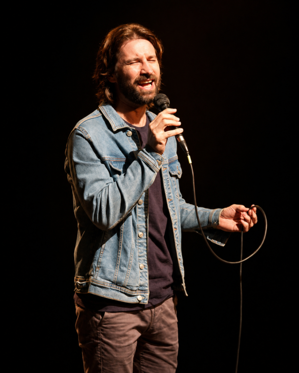 Kendri Albuquerque, professor de canto, cantando no palco